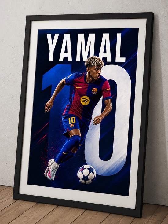 Lamine Yamal en tenue rouge et bleu numéro 10, driblant avec un ballon. Affiche encadrée, placée en biais sur un mur.