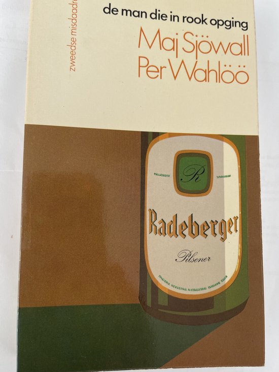 Boekomslag van 'De man die in rook opging' met een afbeelding van een Radeberger bierfles op een beige en bruine achtergrond.