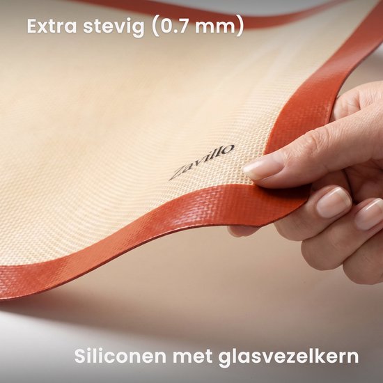 Een hand die de dikke, beige Zavillo siliconen bakmat met glasvezelkern vasthoudt.