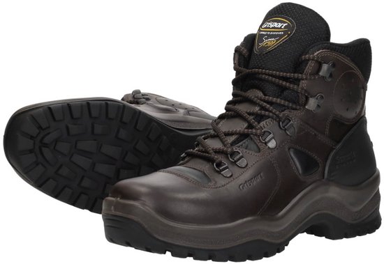 Paar bruine leren wandelschoenen, één schoen staand met veters, de andere liggend.