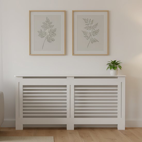 Een witte radiatorombouw met horizontale lamellen.