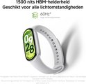 Een witte smartwatch met een groen display dat 09:28 aangeeft, met een focus op helderheid.