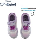 Vooraanzicht van een paar lichtpaarse sneakers met Stitch en Angel print. Klittenbandsluiting en paarse veters. Ademende mesh voering.