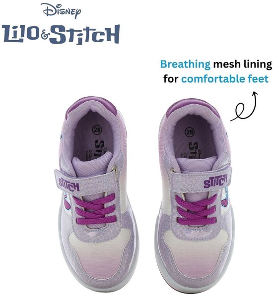 Vooraanzicht van een paar lichtpaarse sneakers met Stitch en Angel print. Klittenbandsluiting en paarse veters. Ademende mesh voering.