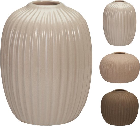 Trois vases rayés de tailles différentes : beige, couleur sable et marron.