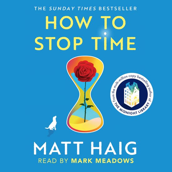 Boek "How To Stop Time" van Matt Haig met een zandloper, rode roos en rennende hond op een blauwe achtergrond.