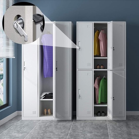 Moderne grijze metalen kasten met open deuren, kleding en schoenen zichtbaar. Een ingezoomd detail toont een zilverkleurig slot.
