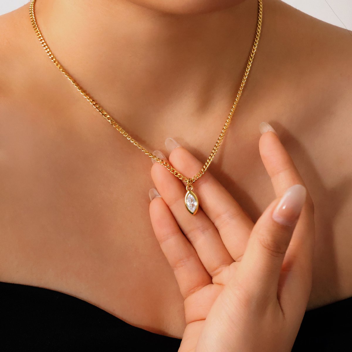 Cristaé 18K Vergulde Ketting met Zirkonia Hanger – Dames Sieraad – 40+5 cm – Roestvrij Staal – Luxe Cadeau in Geschenkdoosje – Trendy Minimalistische Ketting