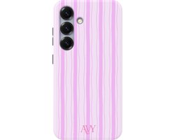 AVY Hoesje geschikt voor Samsung Galaxy S25 | Pink Horizon | Strepen | Roze | Hard Shell Back Cover | Compatibel met MagSafe & Qi2