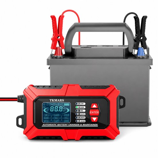 Rode acculader met digitaal display, aangesloten op een grijze accu.