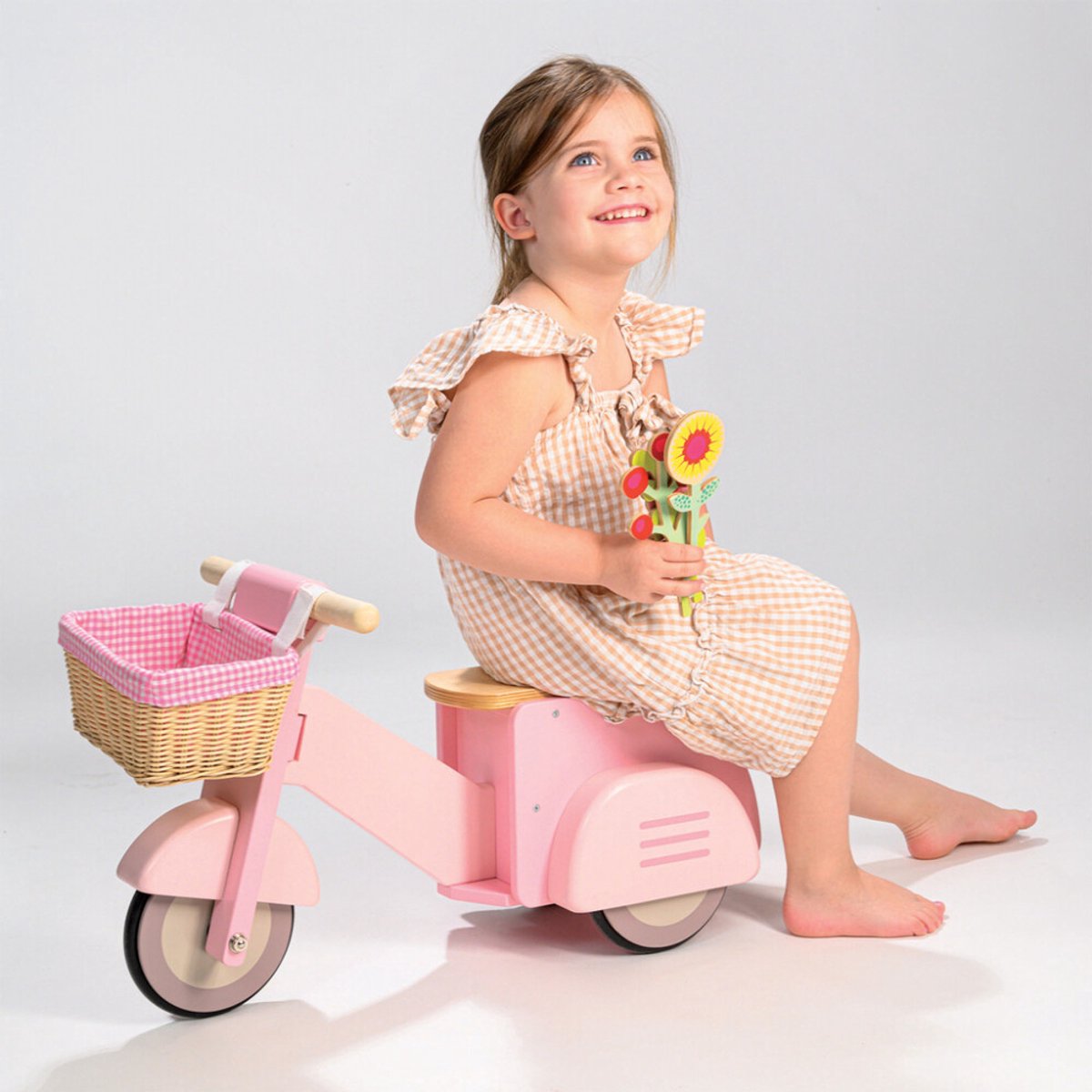 Tender Leaf houten ride-on scooter met mandje - loopfiets speelgoed.