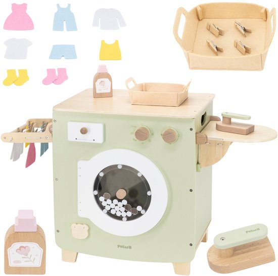 Houten speelgoed wasmachine in lichtgroen met accessoires: strijkplank, strijkijzer, wasmiddel, wasmand met knijpers en kleertjes.