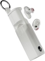 Witte oordopjes en een witte oplaadcase met een ring en Skullcandy logo.