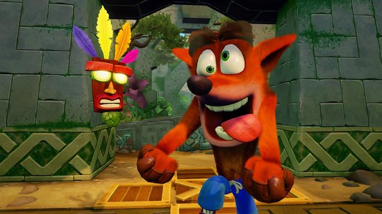 Crash Bandicoot lacht met zijn tong uit, naast een kleurrijk Aku Aku masker in een jungle-omgeving.