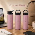 Drie roze 500ml drinkflessen op een bureau, één met rietjesdop, twee met normale dop.