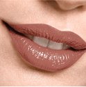 Close-up van rode lippen met glanzende, nude-roze lipstick.