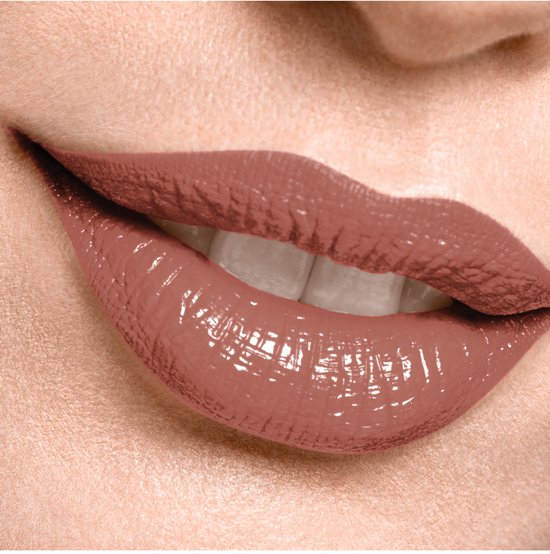 Close-up van rode lippen met glanzende, nude-roze lipstick.