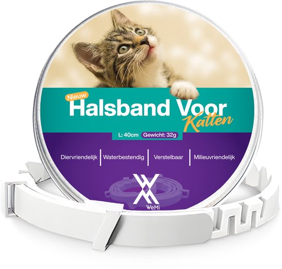 Katje kijkt omhoog op een ronde verpakking van een witte halsband. Tekst: "Nieuw Halsband Voor Kitten". Afmetingen L: 40cm Gewicht: 32g. Kenmerken: Dier-, water-, verstelbaar, milieuvriendelijk.