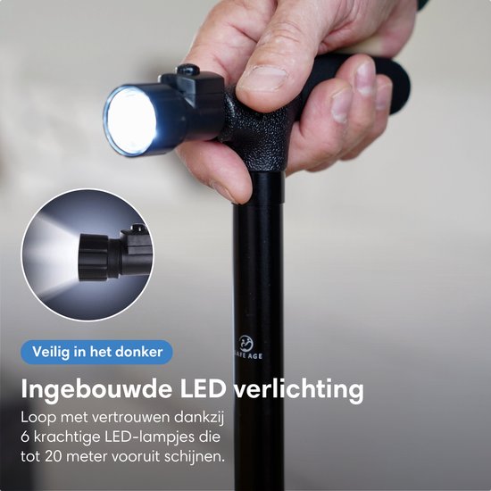 Close-up van een zwarte wandelstok met de hand erop, met de ingebouwde LED-verlichting aan.