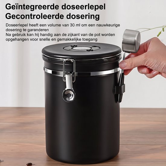 Close-up van een hand die de RVS maatlepel van de zwarte koffiebewaarpot haalt, die aan de zijkant hangt.