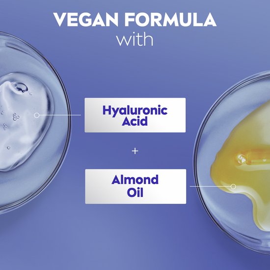Hyaluronzuur en amandelolie in glazen schaaltjes, met de tekst 'VEGAN FORMULA with Hyaluronic Acid + Almond Oil'.