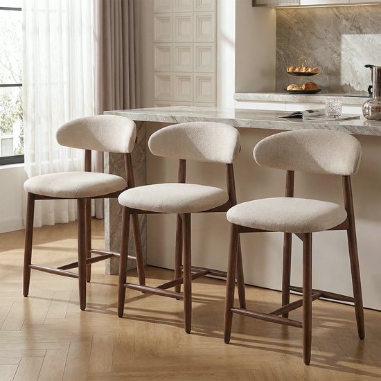 Drie beige barkrukken met houten poten en gebogen rugleuning.