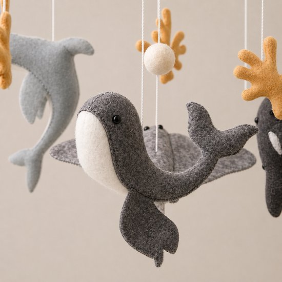 Vilten baby mobiel met een grijze walvis, manta, dolfijn en koraal.