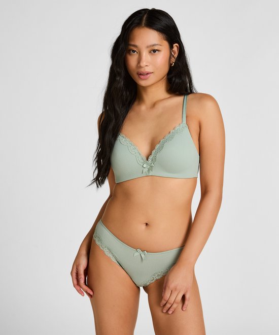 Model met een mintgroene, geribbelde bh en bijpassende slip, beide met kanten afwerking en strikje.