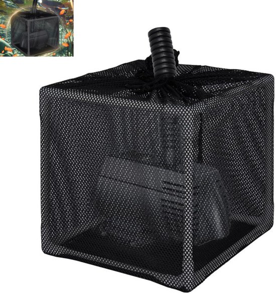 Zwarte pompfilterzak van mesh met een pomp erin, met een zwart koord bovenop. Kleine inset toont vijver met goudvissen.