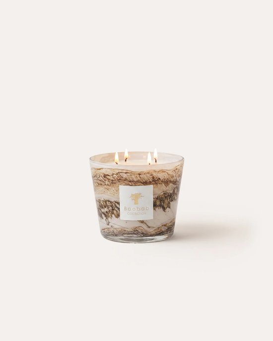 Branderige kaars met de tekst 'Baobab Collection' in een glazen pot met een abstract, gestreept patroon in bruin en wit.