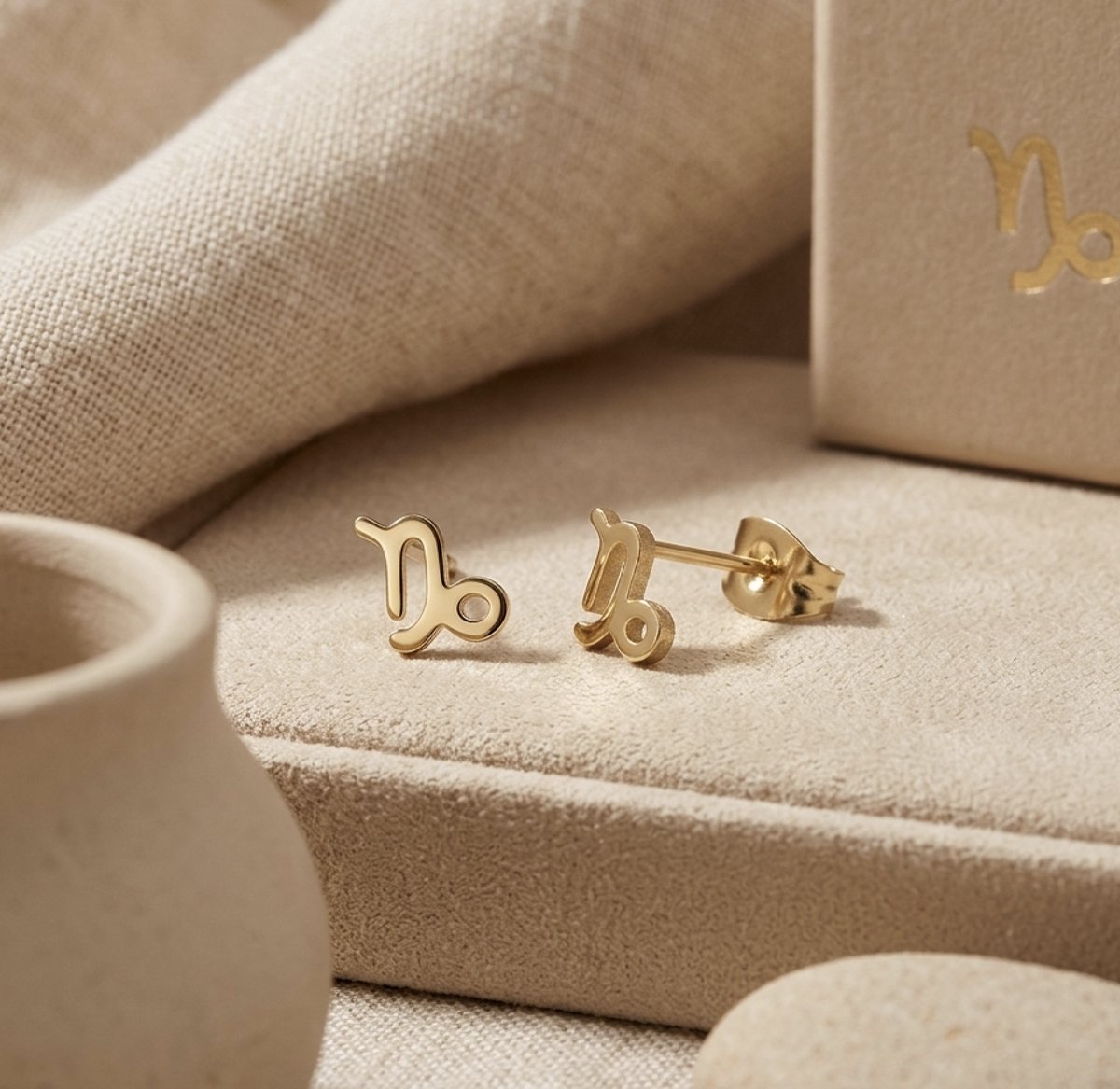 Maevi® Sterrenbeeld Oorbellen - Steenbok / Capricorn - Kleur: Goud - 18K Goldplated / Verguld - Luxe Oorbellen - Sterrenbeeld / Zodiac - Hoge Kwaliteit - Verkleurt niet - Oorknopjes / Oorhanger - Incl. Luxe Cadeauverpakking - Gouden Oorbellen