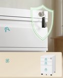 Detail van het slot en de sleutel van een witte metalen rolcontainer. Iconen tonen beveiliging en een gesloten rolcontainer.
