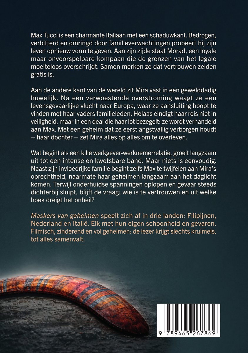 Boek 'Maskers van geheimen' met op de voorgrond een bruin bumerang met patronen. De achtergrond is zwart.