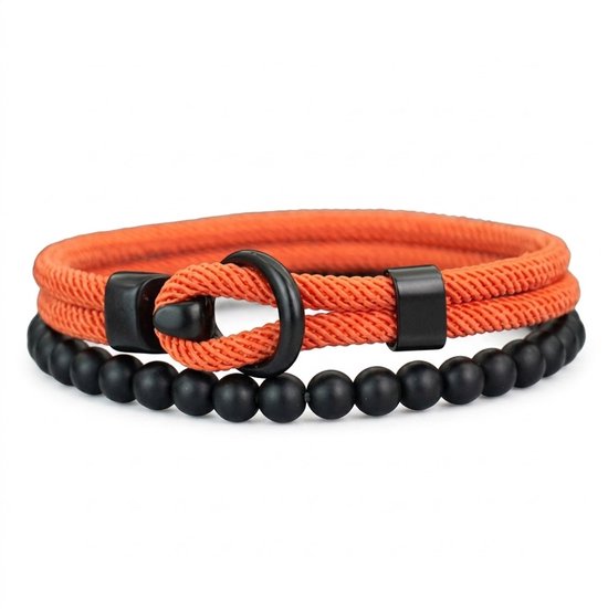 Bracelet en corde orange avec passant et bracelet de perles noires sur fond blanc.