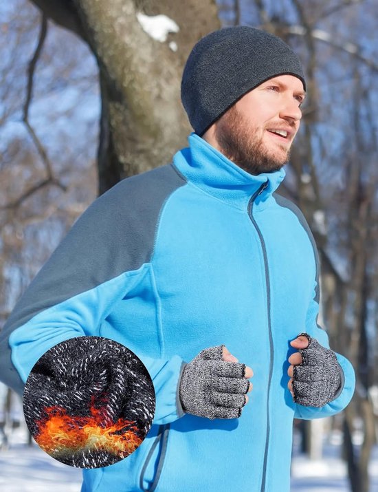 Man in blauwe fleecejas met grijze vingerloze handschoenen in een besneeuwde omgeving met een inzetstuk van thermische stof.