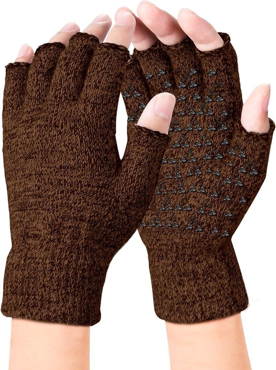 Paar bruine gebreide vingerloze handschoenen met een zwart driehoekig antislip patroon op de handpalm.