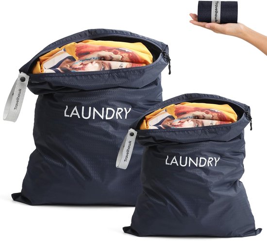 Deux sacs à linge bleu foncé, remplis, avec "LAUNDRY" écrit dessus. Une main tient un petit sac enroulé "Travelhawk".