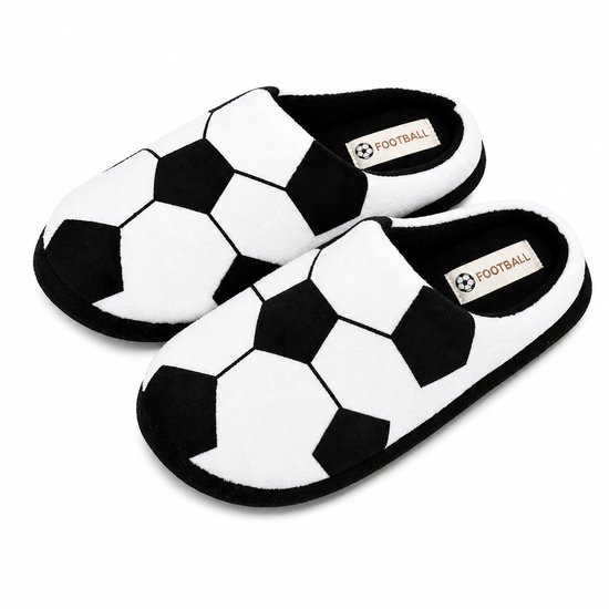 Witte pantoffels met zwart-witte voetbalprint, met label 'FOOTBALL'.