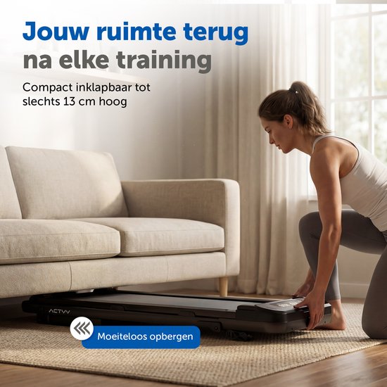 Vrouw op de grond die een compacte, ingeklapte zwarte loopband onder een bank schuift. Tekst: 'Jouw ruimte terug na elke training'