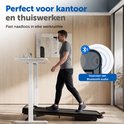 Man loopt op een witte opklapbare loopband met een laptop, tekst: 'Perfect voor kantoor en thuiswerken'