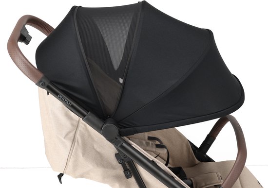 Detail van de opvouwbare kap met gaasventilatie en bruine handgreep van de buggy.