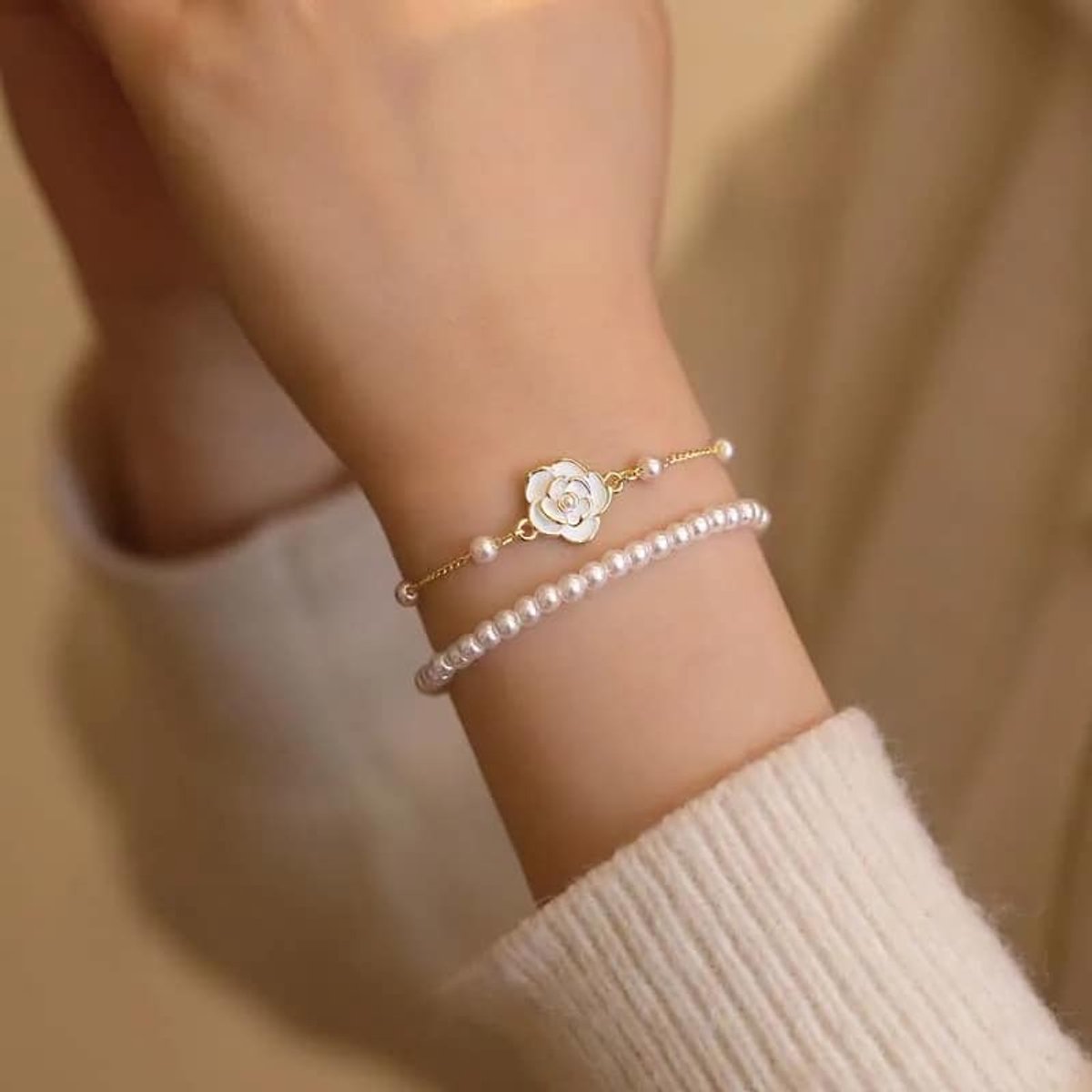 Armbandenset Dames – 2-in-1 Look – Goud & Wit – Bloem Bedel – Minimalistisch & Elegant – Verstelbaar