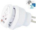 Witte SKROSS reisadapter met wereldwijd stopcontact, Europese stekker en vlaggen van EU en Israël.