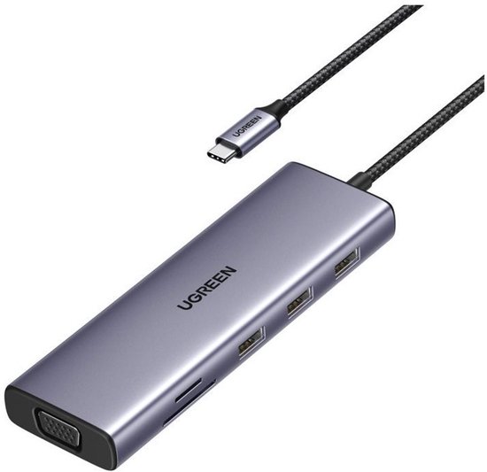 Grijze UGREEN USB-C hub met een korte, gevlochten zwarte kabel en USB-C stekker. Met VGA-poort aan de voorkant.