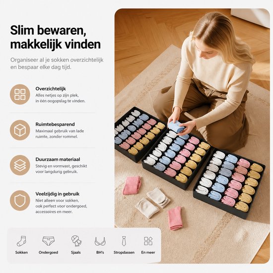Vrouw organiseert sokken in een zwarte lade organizer met 24 vakken, gevuld met gekleurde sokken.