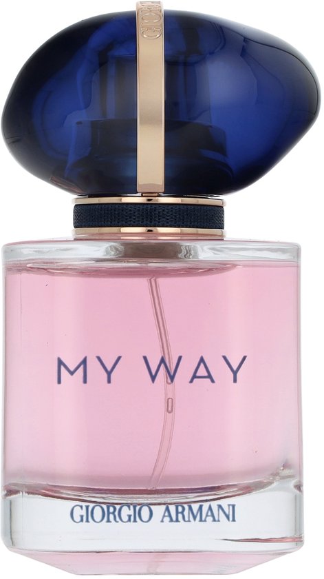 Glazen parfumfles met lichtroze vloeistof, 'MY WAY' en 'GIORGIO ARMANI' in donkerblauwe letters en een blauwe, gouden dop.