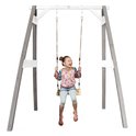 Meisje met gekleurde blouse en spijkerbroek, lachend op een houten schommel.