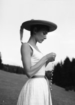 Poster Audrey Hepburn in Zwitserland - Vintage Retro Zwart/Wit Foto Actrice - Kort Haart met Hoed- Large 70x50 cm