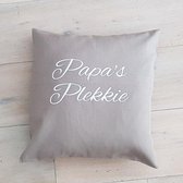 Kussen met vulling Kussenhoes met tekst bedrukt cadeau plekje | papa’s Plekkie | beige effen met opdruk wit | 50x50 cm | plekje vaderdag verjaardag hoera je wordt opa papa