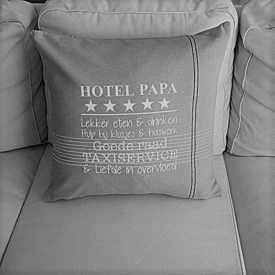 Sierkussen Kussen met tekst bedrukt cadeau | hotel papa | grijs met wit met vulling| 50x50 cm | vaderdag verjaardag opa man